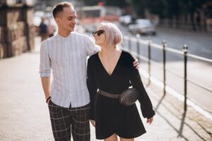 Warum stehen junge Frauen auf ältere Männer? Mögliche Gründe für Beziehungen mit älteren Partnern