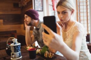 Feste Beziehung, Mal Sehen – Tinder Bedeutung – Was die Angaben „Feste Beziehung“ und „Mal sehen“ bei Tinder bedeuten