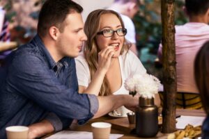 Was Kann Man Beim Ersten Date Fragen? Die besten Fragen für ein gelungenes erstes Date